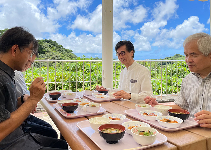 From right:Executive Director & Vice President  KOGURE Kazuhiro, President NISHIDA Mutsumi, Specially Appointed Professor SHIMABUKURO Akimichi